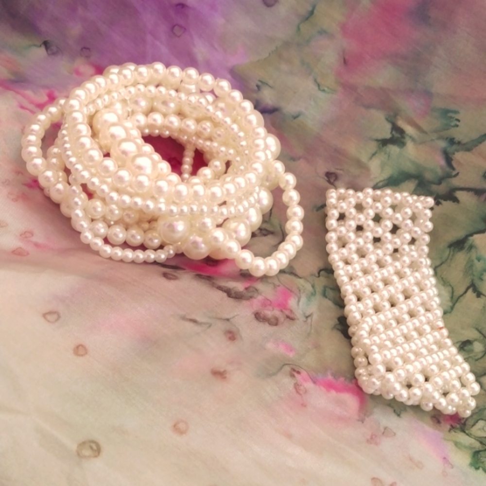 Lot of 11 faux pearl bracelets